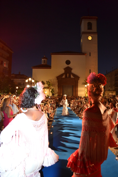 Momento del desfile de moda flamenca en el centro de Fuengirola.