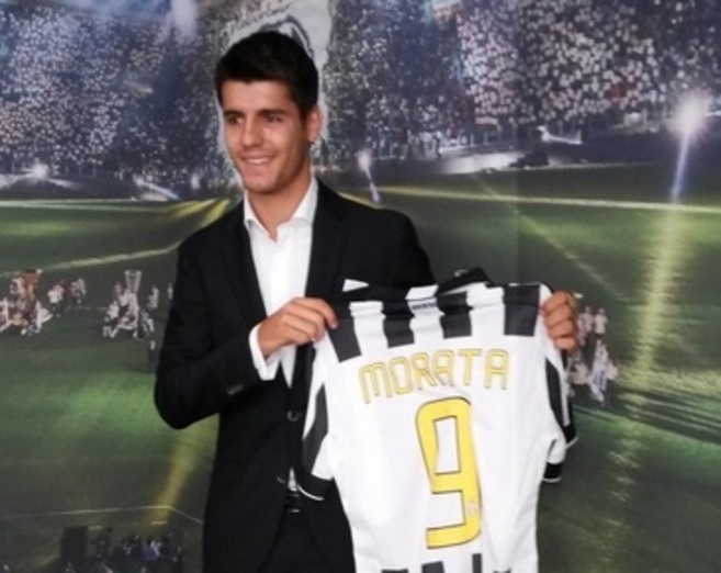 Morata posa con la camiseta de la Juventus.