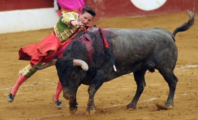 Diego Urdiales entra a matar a uno de sus toros.