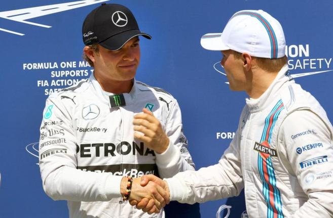 Rosberg es felicitado tras obtener la "pole" en el circuito...