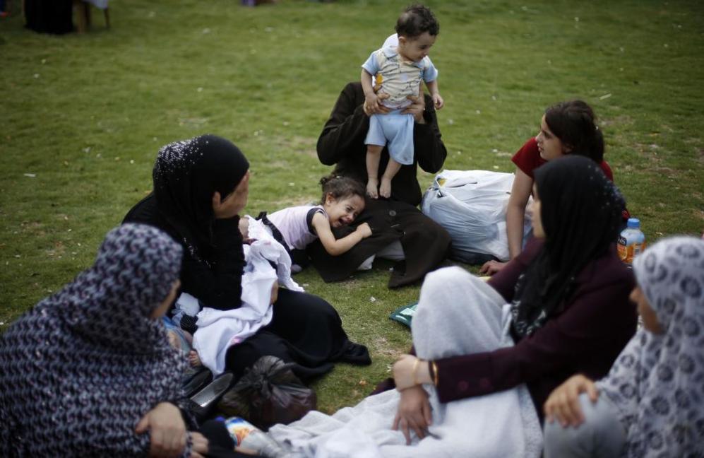 Una familia palestina huida del barrio de Shujaiya sentada en el...