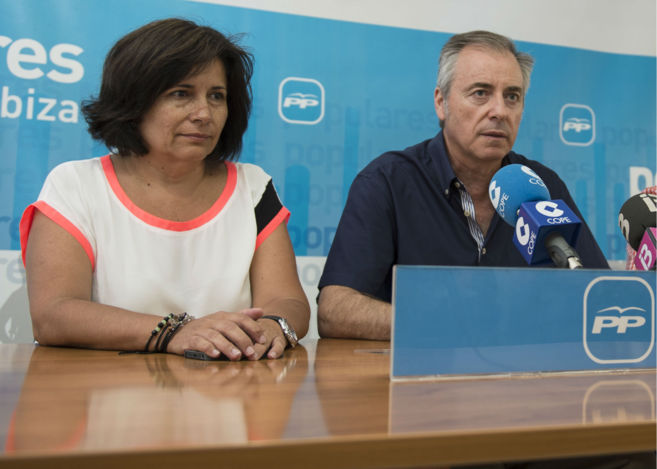 Los dirigentes del PP de Ibiza Mar Snchez y Vicent Serra, ayer.