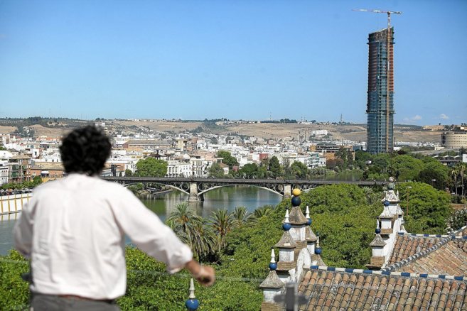 Un hombre observa la Torre Pelli desde una azotea del Paseo Coln.