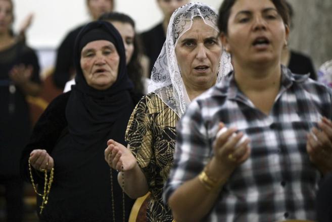 Cristianos iraques rezan en la iglesia de Mar Afram, en la ciudad de...