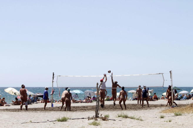 Varias personas practican deporte en la playa nudista de Vera, en...