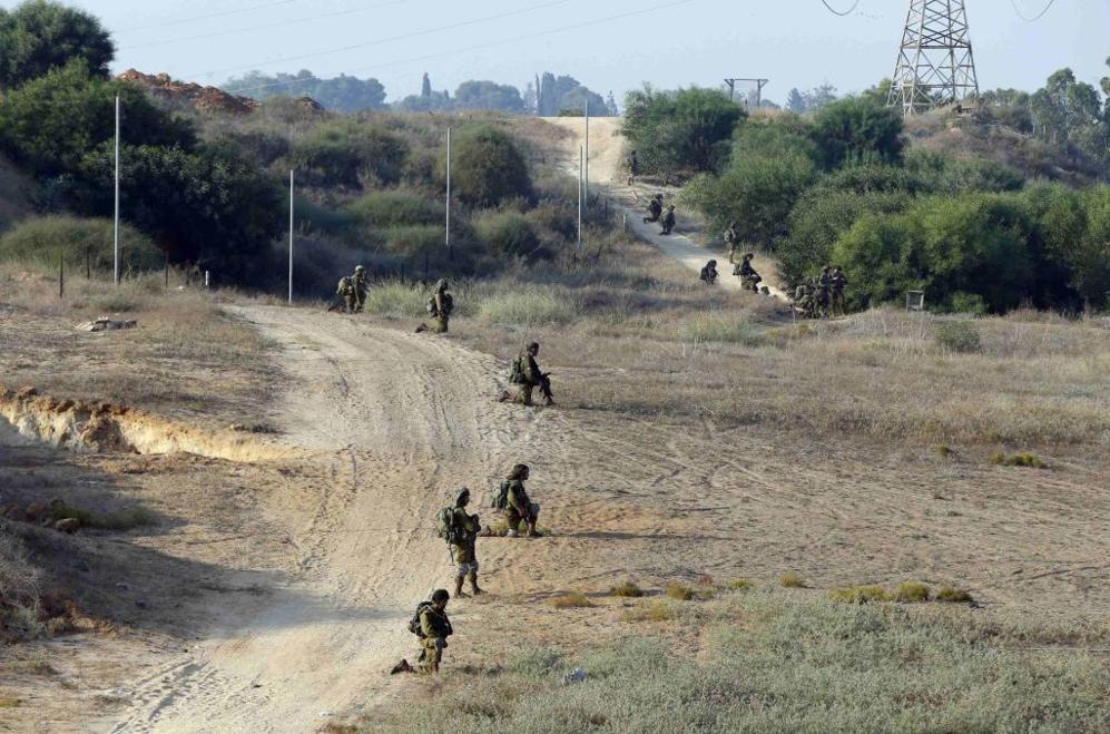 Los soldados israelíes toman posición en el termino sur de Sderot