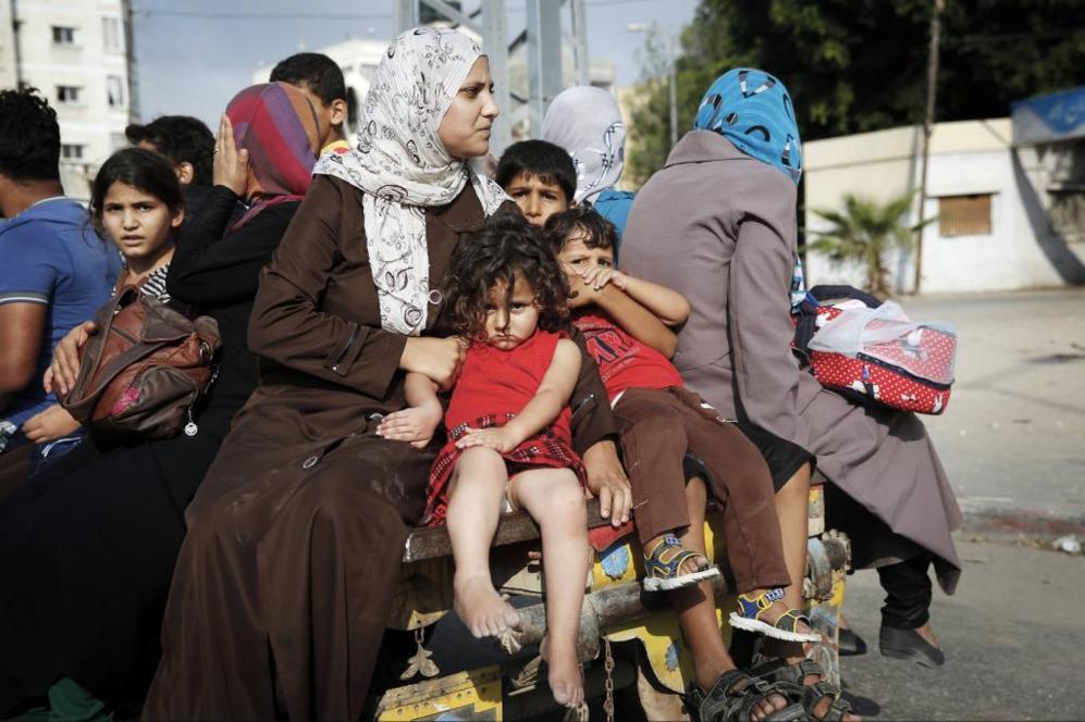 Varias familias palestinas se marchan del lugar de los ataques