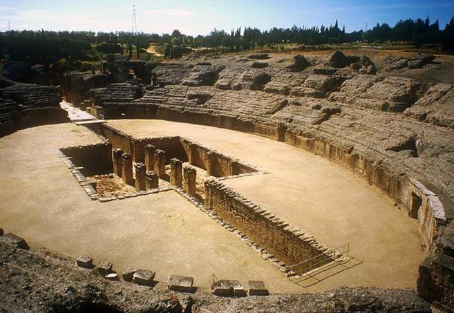 Vista general del anfiteatro del conjunto arqueológico de Itálica.