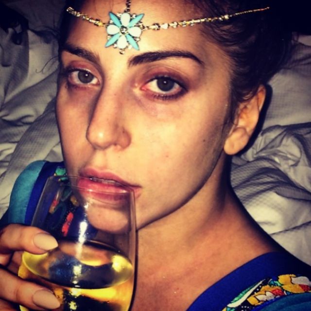 Durante su gira ArtPop, la cantante Lady Gaga se hace selfies...