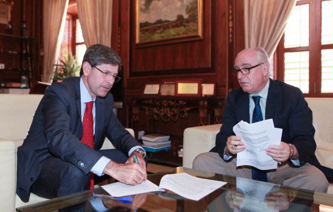 Alfonso Bataller y Antonio Esteban en la firma del convenio