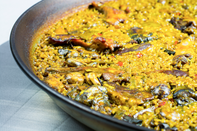 Una paella valenciana con todos sus ingredientes tradicionales.