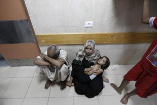 Pacientes palestinos en un pasillo del hospital atacado.