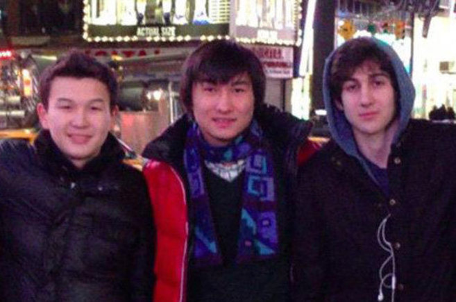 Tazhayakov (primero por la izquierda), Kadyrbayev y Tsarnaev, en una...