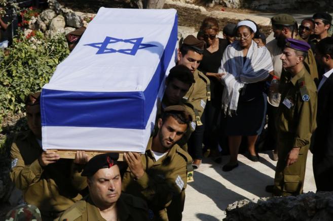 Soldados israelíes llevan el ataúd de un compañero muerto en la...