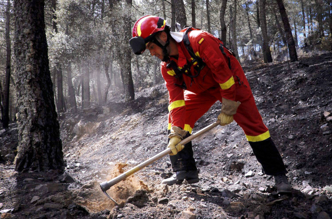 Un efectivo de la UME el domingo combatiendo el incendio de la Sierra...