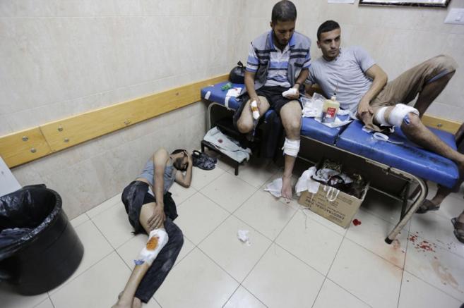 Adolescentes heridos ayer, en el hospital Mrtires de Al Aqsa, en...