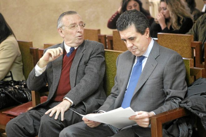 Antonio Alemany junto a Jaume Matas en la banquillo de los acusados en...