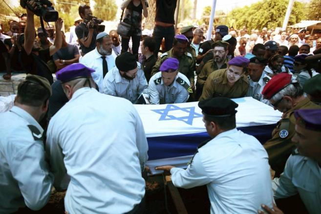 Soldados israelíes portan el féretro de un compañero muerto.