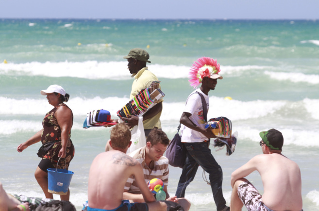 Vendedores ambulantes en la playa de Palma en temporada turstica