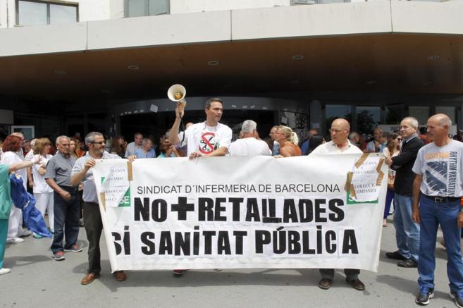 Varias personas sostienen una pancarta contra los recortes en sanidad