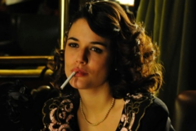 La actriz Adriana Ugarte en un fotograma de 'El tiempo entre...