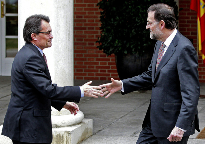Mas y Rajoy se saludan en La Moncloa, en una de las escasa reuniones...