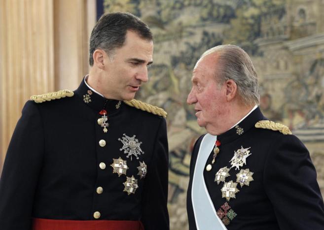 El Rey Juan Carlos y Felipe VI tras la colocacin del fajn de...