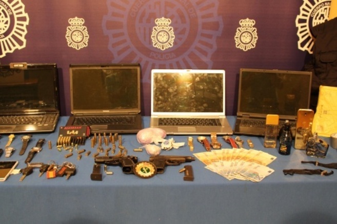 Algunos de los objetos requisados por la polica
