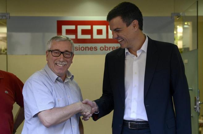 Pedro Snchez saluda a Ignacio Fernndez Toxo.