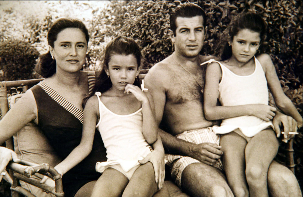 Carmen vivió los posados desde su infancia. En la imagen, sentada sobre su madre, Carmen González, y su hermana Carmen, en las piernas de su padre, el torero Antonio Ordoñez.
