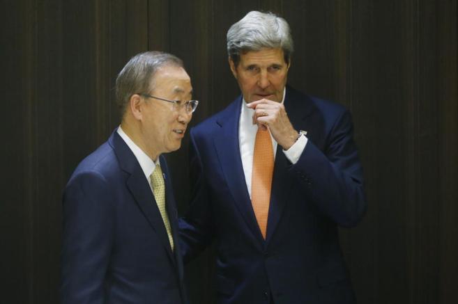 El secretario general de la ONU, Ban Ki-moon junto con el secretario...
