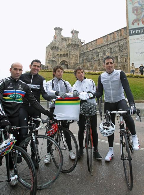 Indurain, junto a otros ciclistas, frente al castillo de Ponferrada,...