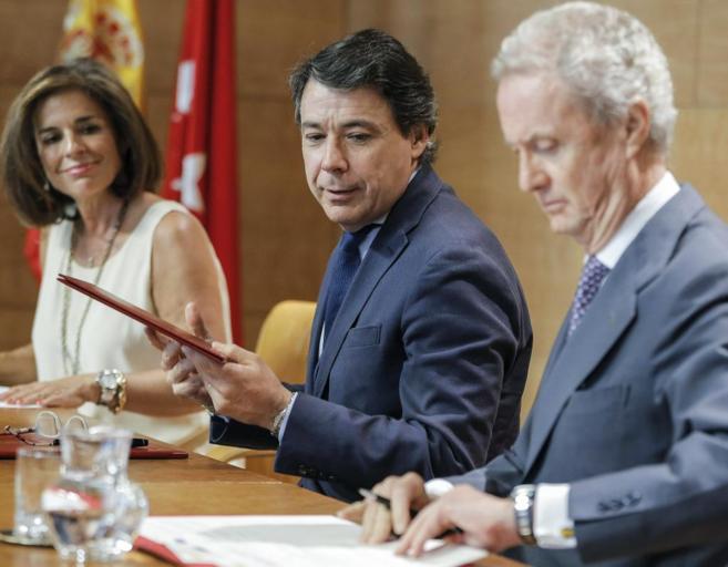Ana Botella, Ignacio González y Pedro Morenés durante la firma del...