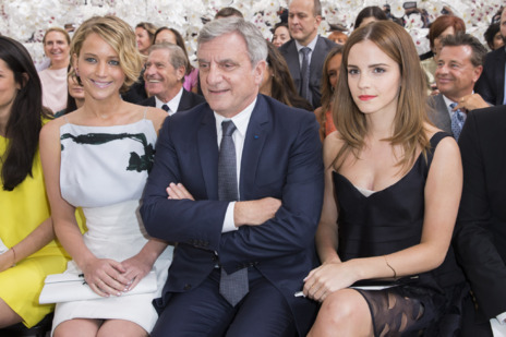 Jennifer Lawrence, Sidney Toledano y Emma Watson en el desfile de Dior...