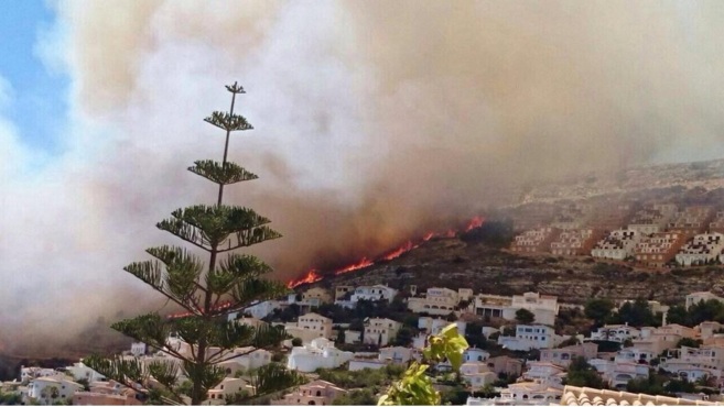 Incendio declarado junto a un rea residencial de Benitatxell.