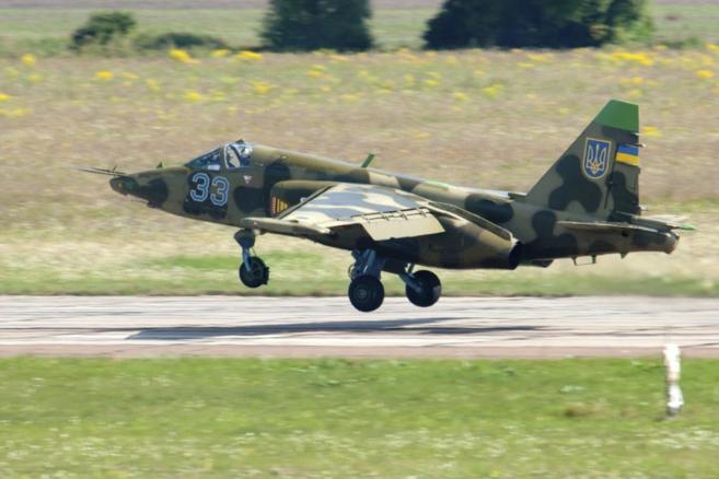 Un avión Su-25 de las Fuerzas Aéreas ucranianas durante unas...