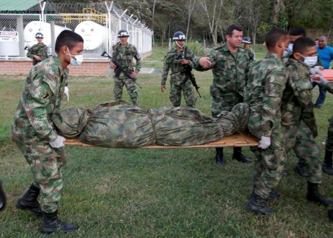Militares colombianos trasladan el cadver de uno de los guerrilleros...