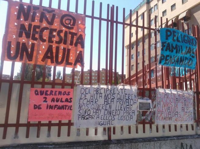 Varios carteles de protesta en una valla del colegio Arcipreste de...