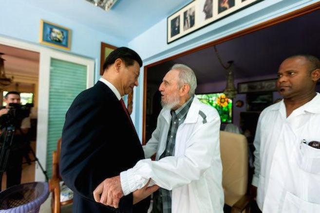 El presidente chino Xi Jinping, recibido por Fidel Castro en La...