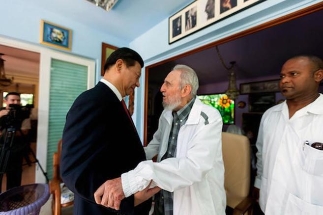 El presidente chino, Xi Jinping, saluda a Fidel Castro.