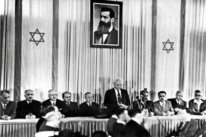 Ben Gurion lee la declaración de Independencia de Isarel, a las 4 de...
