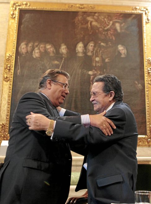 El alcalde Juan Ignacio Zoido abraza a Mariano Bellver.