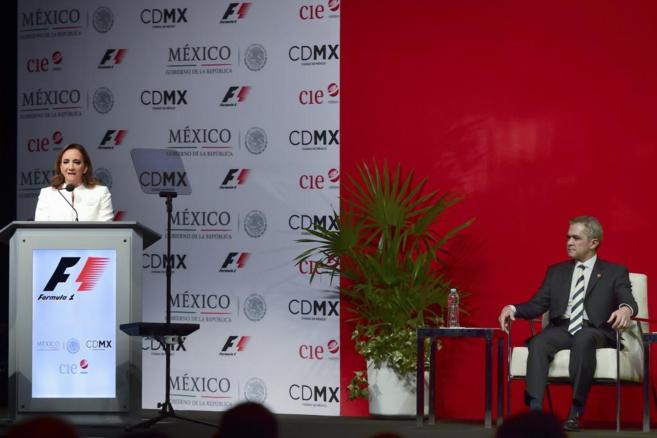 La Secretaria de Turismo mexicana, y el alcalde de Mxico DF, durante...