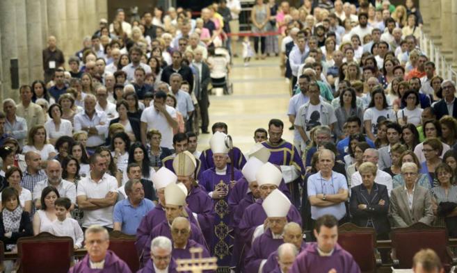 Vctimas y familiares asisten a la misa funeral por los fallecidos en...