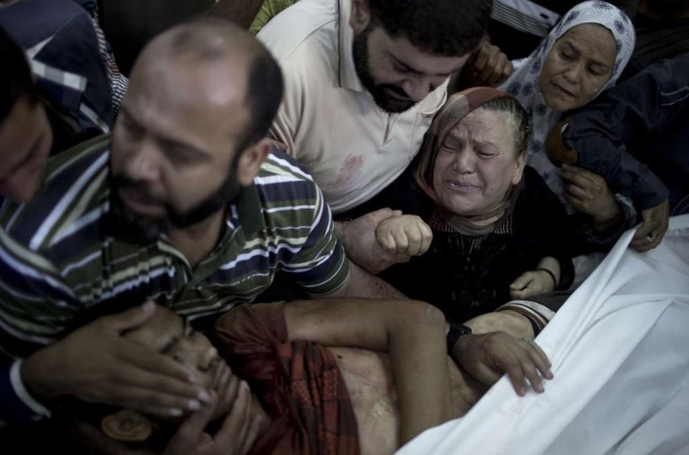 Una mujer llora sobre el cuerpo de Abd Al--Karim Al--Shibari, un...