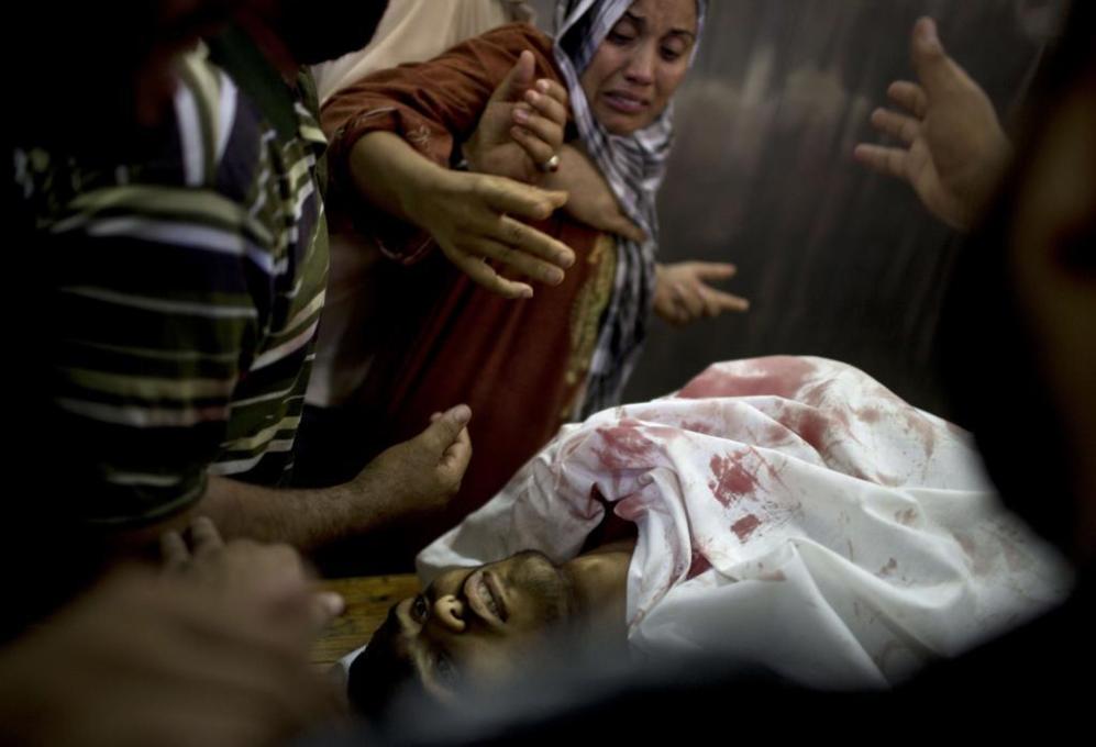 Una mujer llora sobre el cuerpo de Abd Al--Karim Al--Shibari, un...