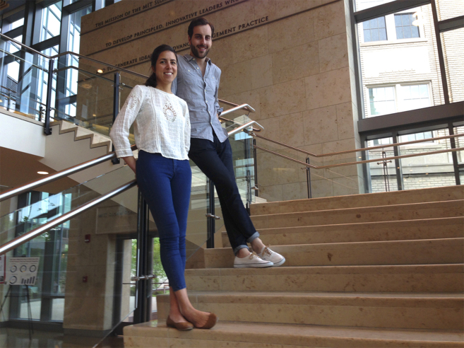 Ana Villanueva y Christopher Nolte en la clebre escalera del MIT.