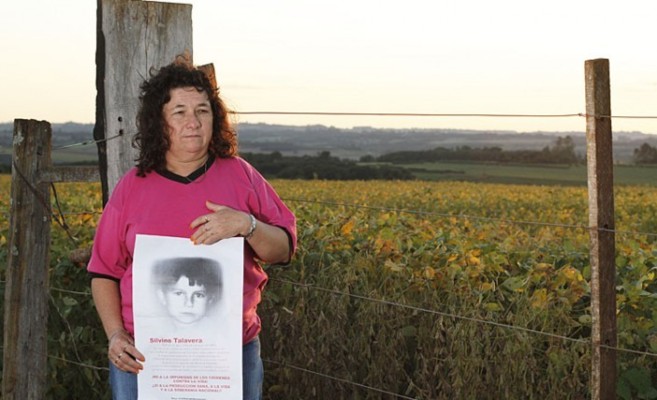La activista Petrona Villasboa, con una foto de su hijo, fallecido por...
