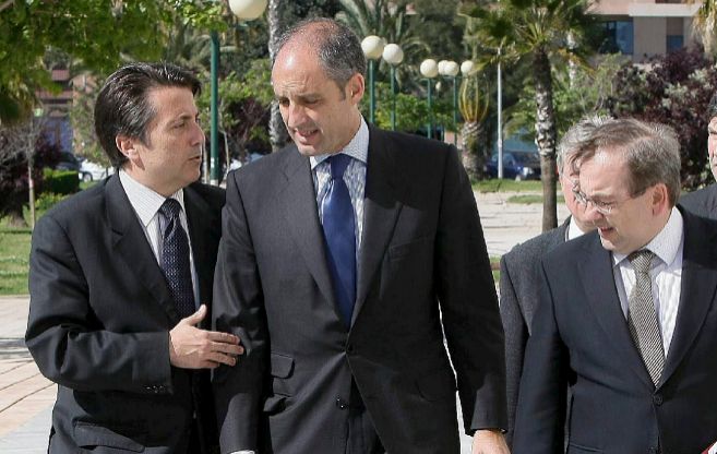 El ex presidente Camps, flanqueado por Manuel Cervera y Manuel Rosado,...