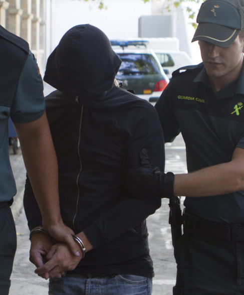 Alejandro Ortiz custodiado por dos agentes de la Guardia Civil.